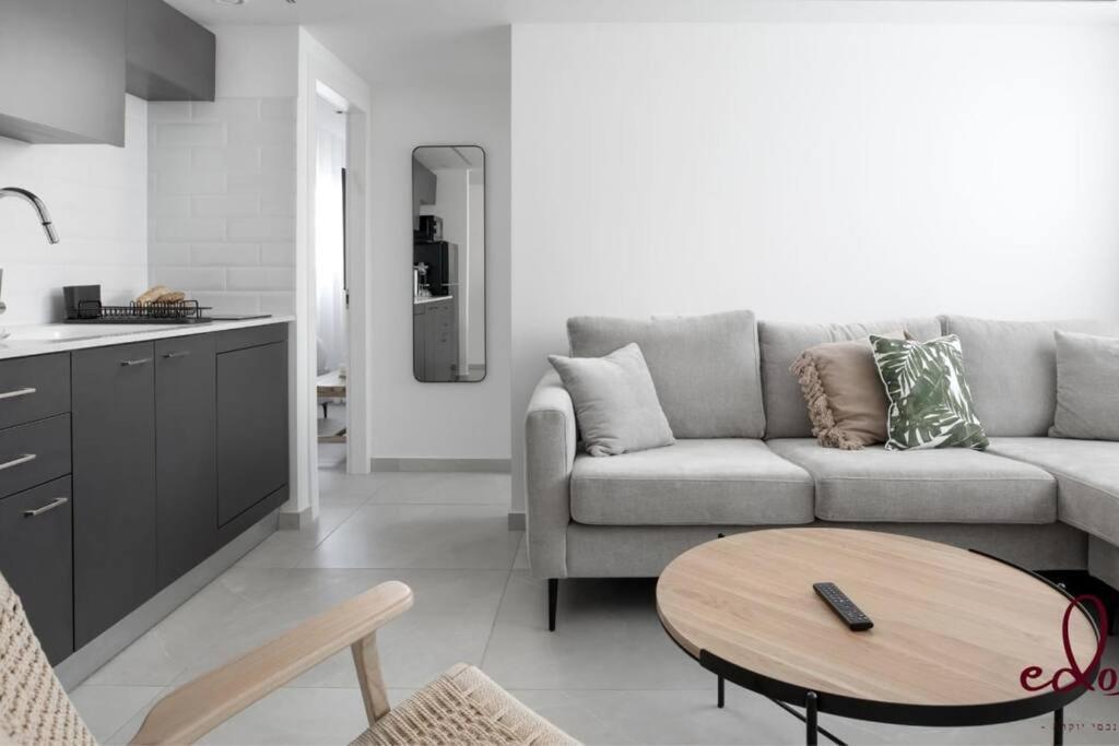 Apartamento דירת 2 חדרי שינה וסלון 50 מטר מהים- By Edom *